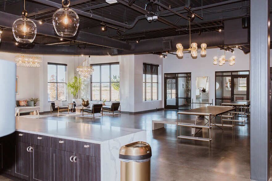 More Photos Of 1374 American Way, Payson Showroom For Sale