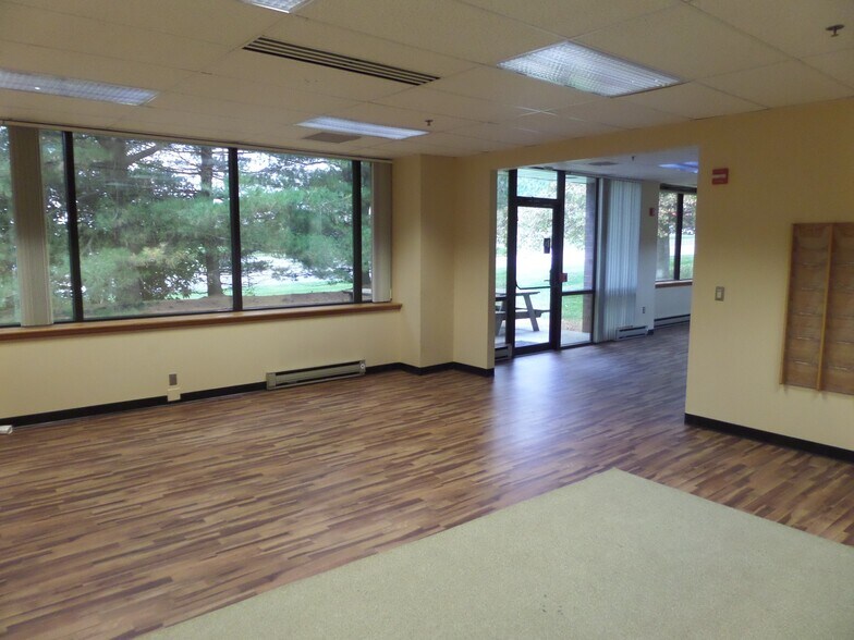 More Photos Of 1685 Valley Center Pky, Bethlehem Office For Lease