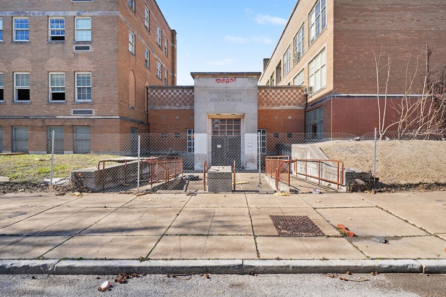 More Photos Of 4253 Clarence Blf, Saint Louis Specialty For Sale