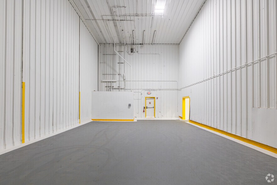 More Photos Of 4206 Mercantile Ave, Naples Distribution For Lease