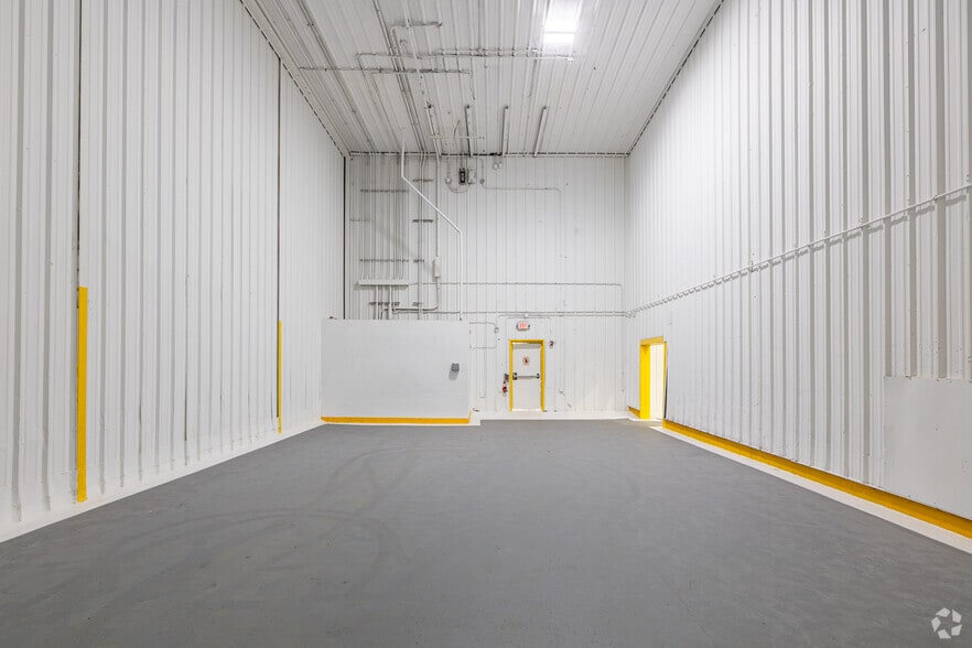 More Photos Of 4206 Mercantile Ave, Naples Distribution For Lease