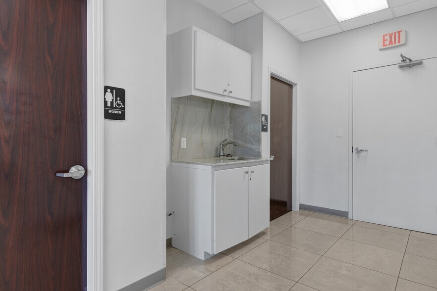More Photos Of 2611 Ambassador Caffery Pky, Lafayette Storefront For Sale