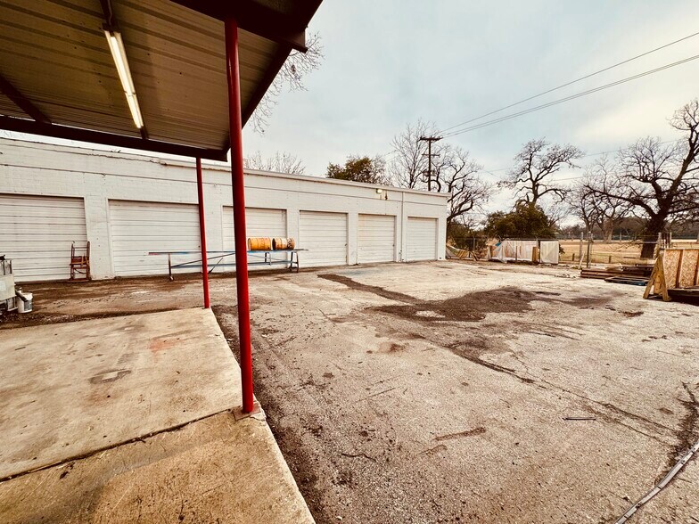 More Photos Of 2625 Broadway St, San Antonio Light Distribution For Lease