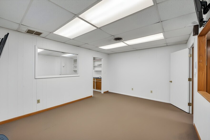 More Photos Of 600-604 W Washington St, Suffolk Storefront Retail Office For Sale