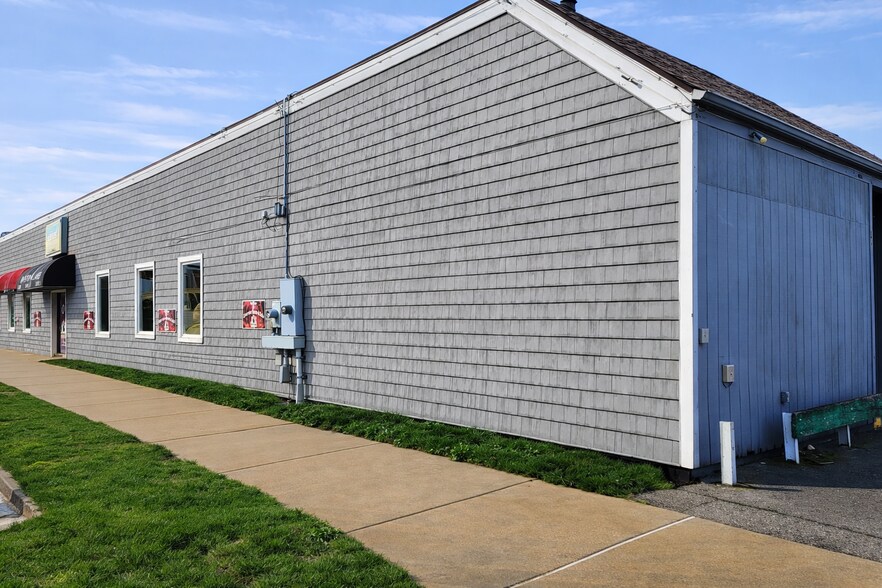 More Photos Of 125 Main St, Huron Bowling Alley For Sale