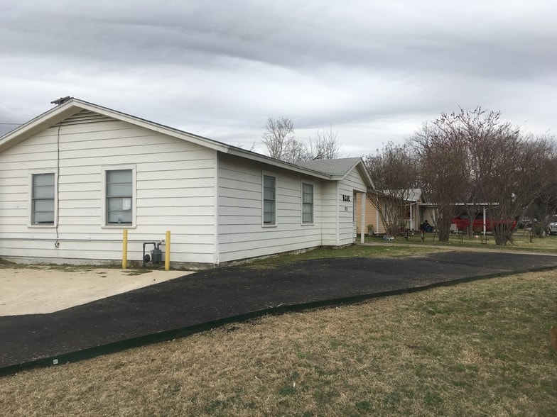 More Photos Of 1913 Hemlock Dr, Haltom City Office For Sale