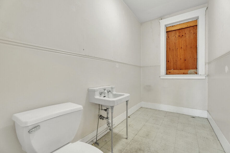More Photos Of 51 Trumbull St, New Haven Office For Sale