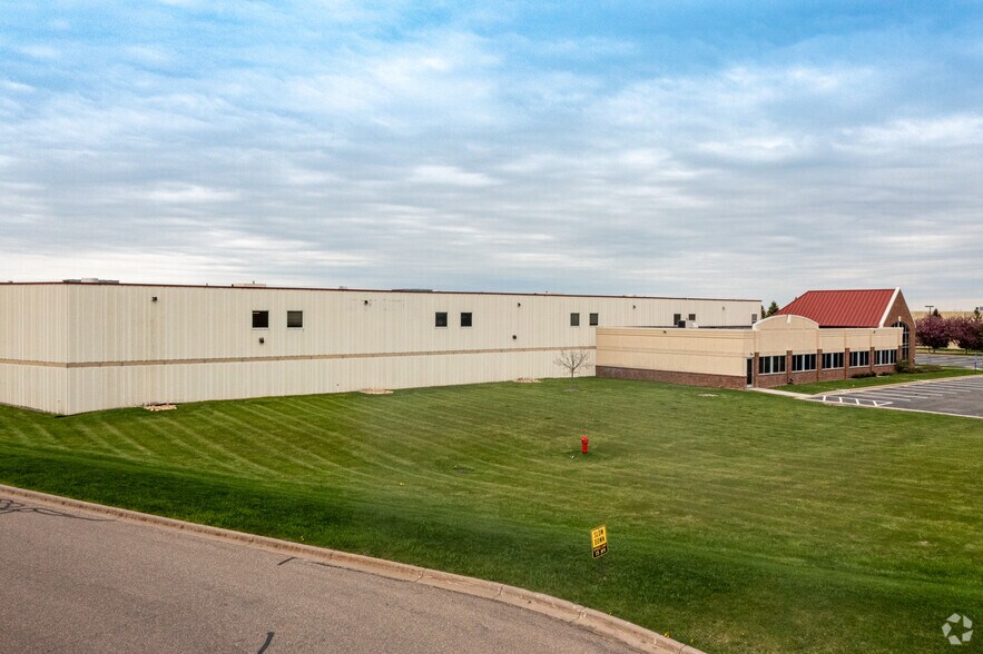 More Photos Of 390 Commerce Dr, Woodbury Warehouse For Lease