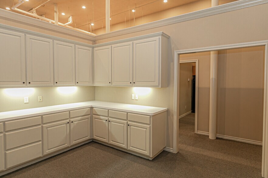 More Photos Of 208 N Bryan Ave, Bryan Office Residential For Lease