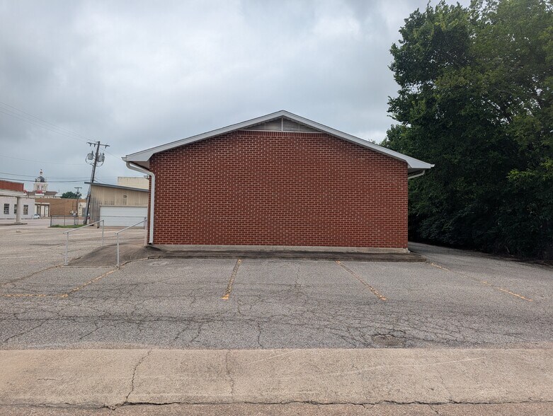 More Photos Of 113 N 10th St, Gatesville Freestanding For Sale
