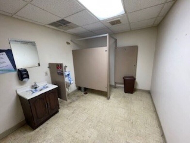 More Photos Of 1604 Schwan Dr, Mendota Industrial For Sale