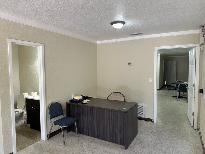 More Photos Of 339 Union St E, Jacksonville Light Distribution For Lease