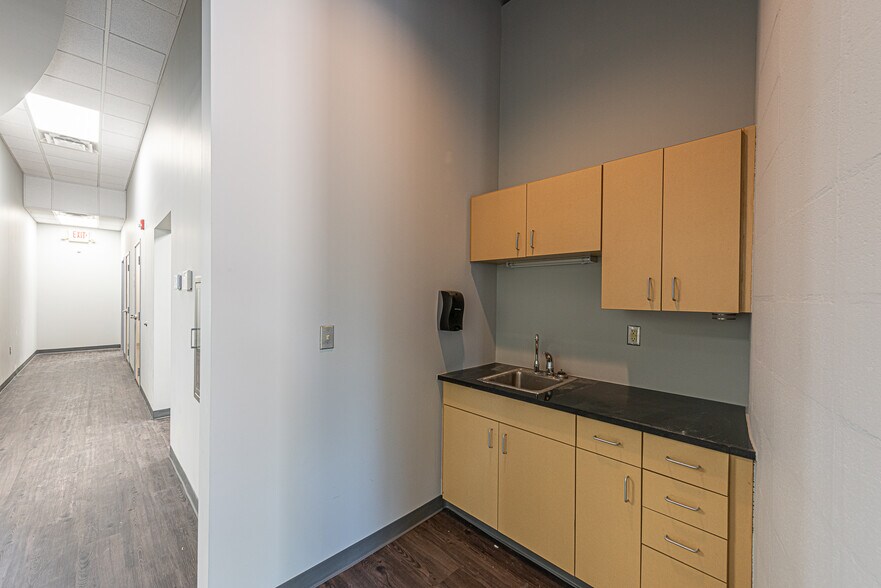 More Photos Of 5501 Pinnacle Point Dr, Rogers Office For Lease