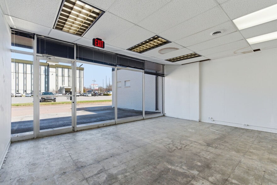 More Photos Of 1718 E Meadowmere St, Springfield General Retail For Lease