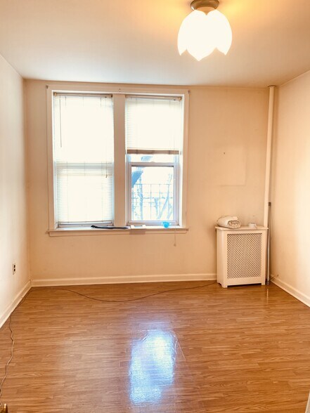 More Photos Of 10620 50th Ave, Corona Apartments For Sale