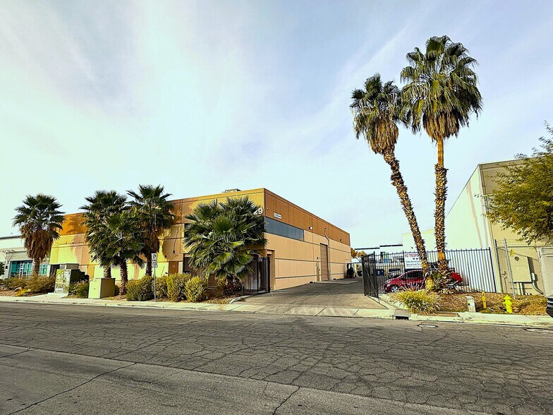 More Photos Of 6329 Pine St, Las Vegas Warehouse For Sale