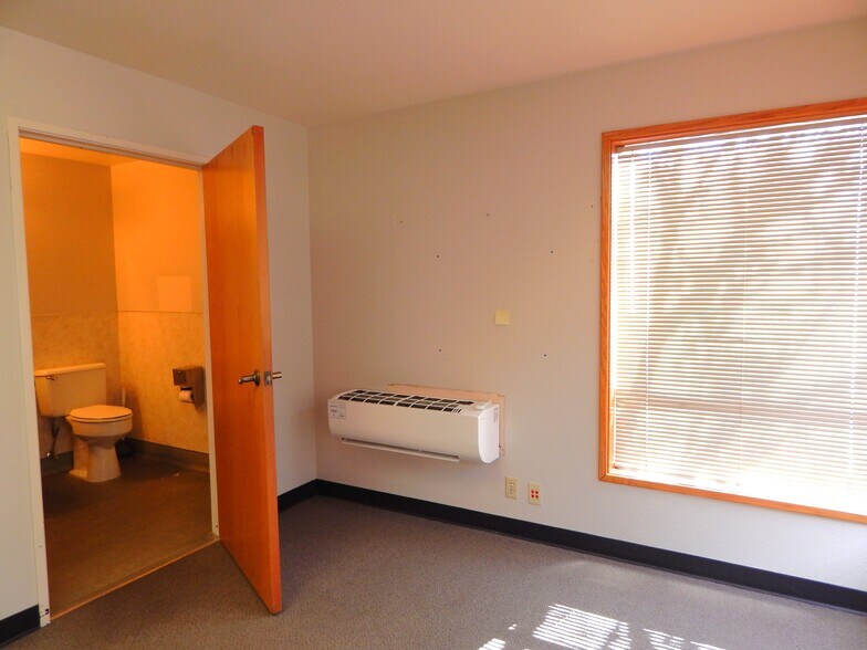 More Photos Of 272 Medical Loop, Roseburg Office For Sale
