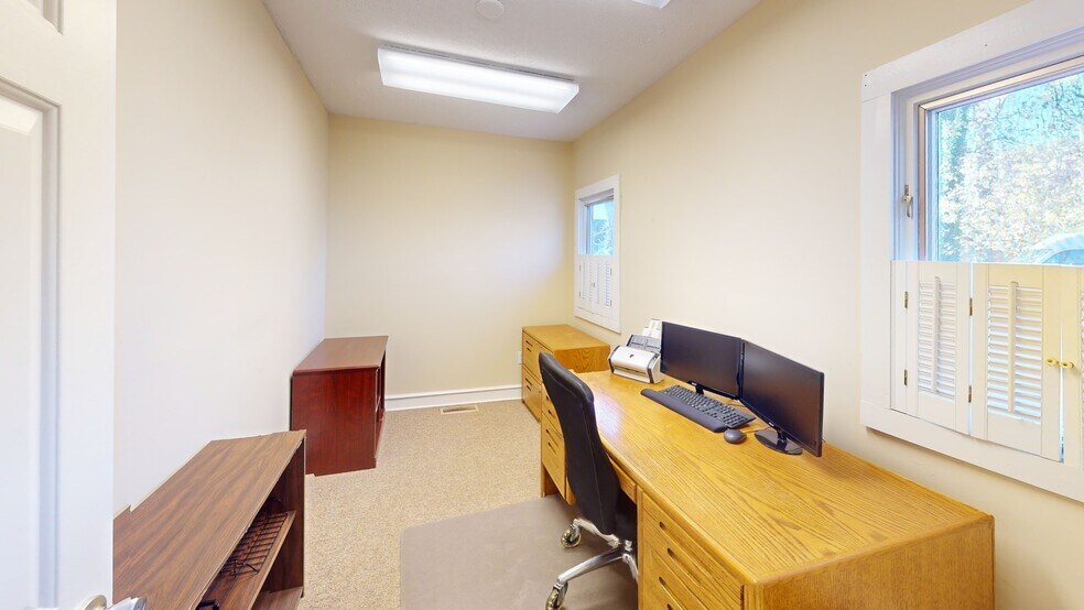 More Photos Of 60 S Elm St, Zionsville Office For Sale
