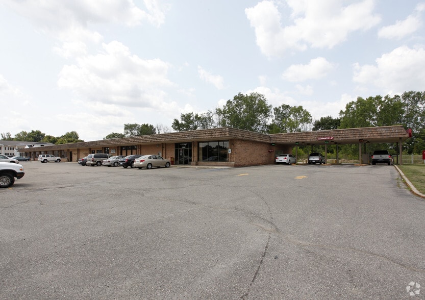 More Photos Of 3267-3289 Beecher Rd, Flint Storefront For Lease