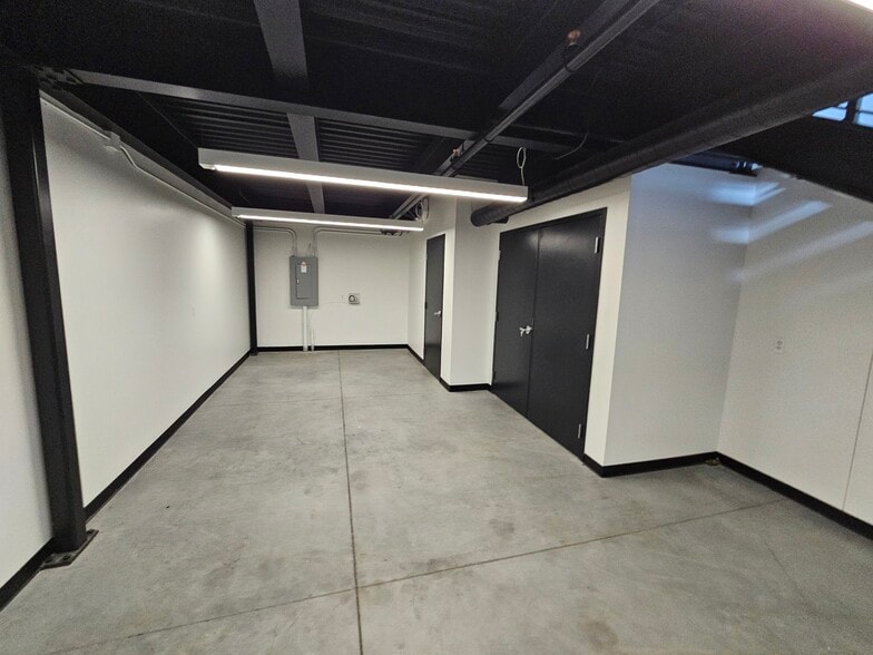 More Photos Of 208 Chicane Ln, Pontiac Showroom For Sale