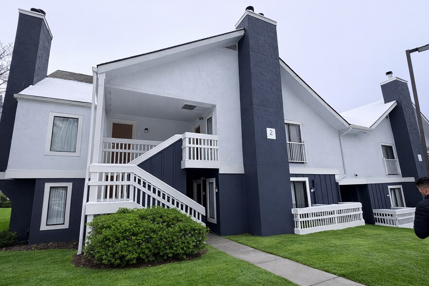 More Photos Of 35 Hurricane Ln, Williston Hotel For Sale