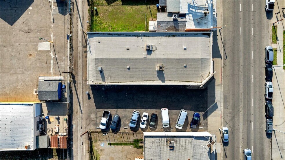 More Photos Of 426 N Blackstone Ave, Fresno Storefront For Sale