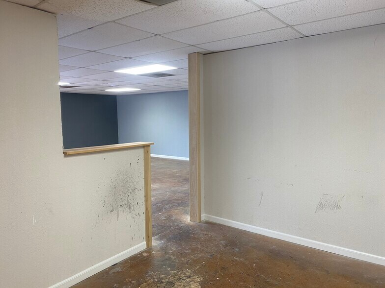 More Photos Of 8446 Gault Ln, San Antonio Light Distribution For Lease