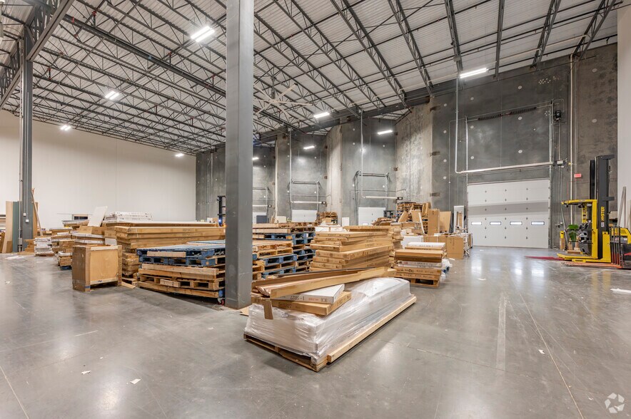 More Photos Of 300 Sub Way, Milford Warehouse For Lease