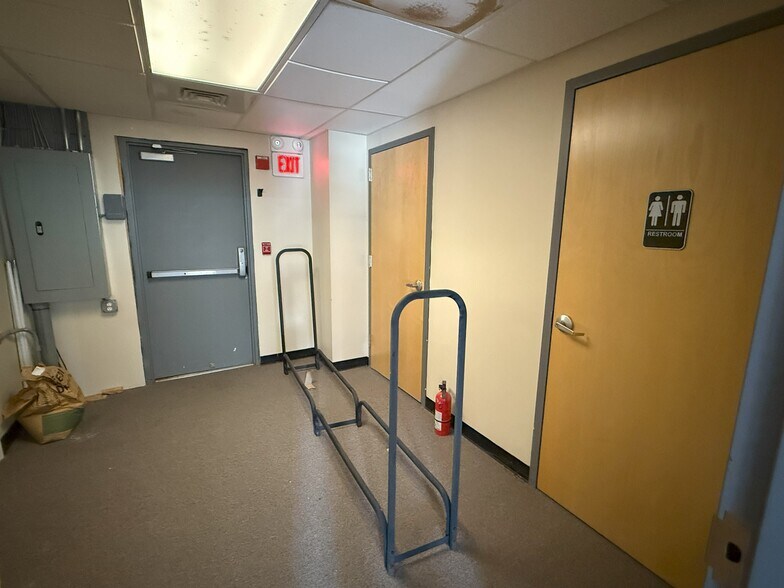 More Photos Of 304 Sandown Rd, East Hampstead Convenience Store For Lease