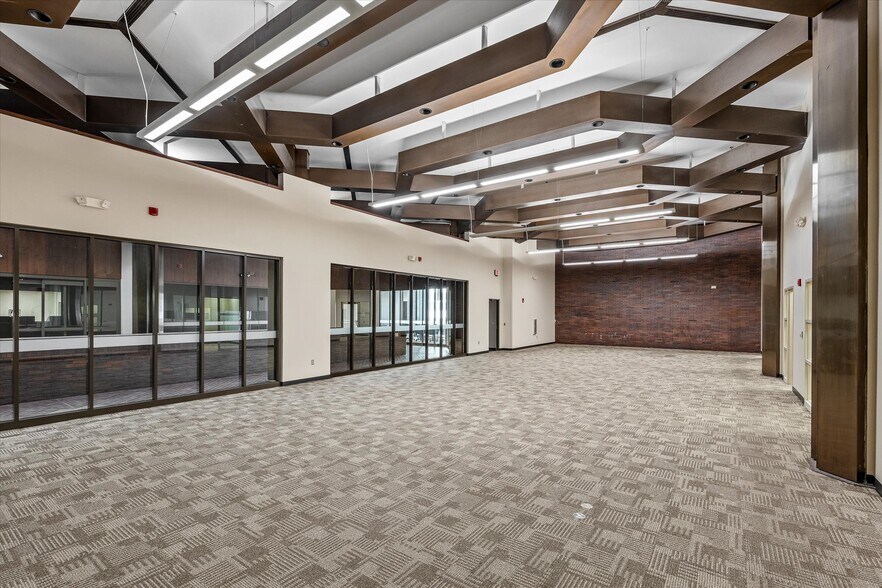 More Photos Of 400 Texas St, Shreveport Office For Sale