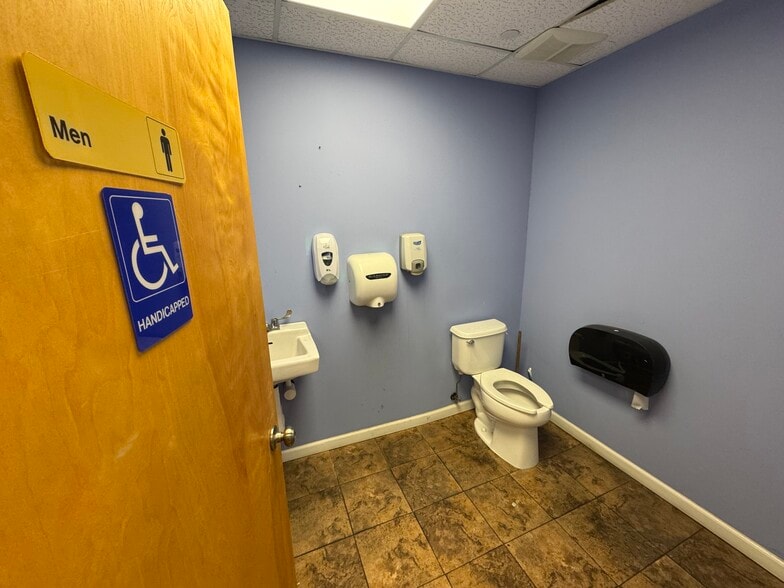 More Photos Of 217 River Ave, Patchogue Warehouse For Lease