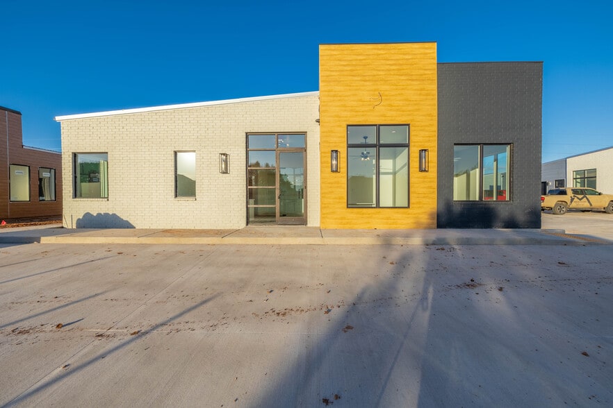 More Photos Of 8343 Upland Ave, Lubbock Office For Sale