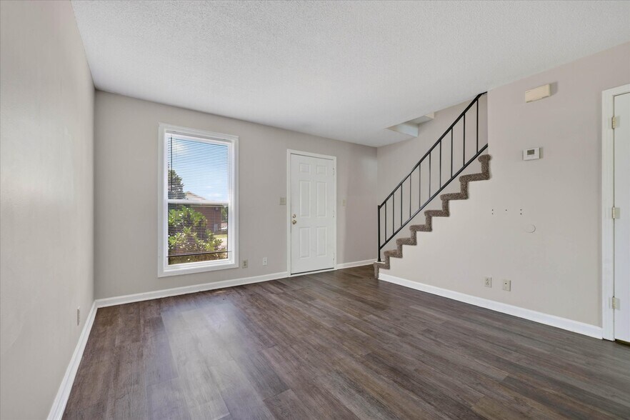 More Photos Of 1531 E Knollwood Cir, Clarksville Apartments For Sale