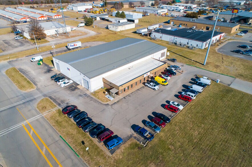 More Photos Of 1850 SW 42nd St, Topeka Distribution For Sale