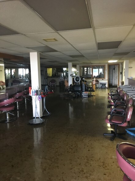 More Photos Of 415-659 S Breiel Blvd, Middletown Storefront For Lease