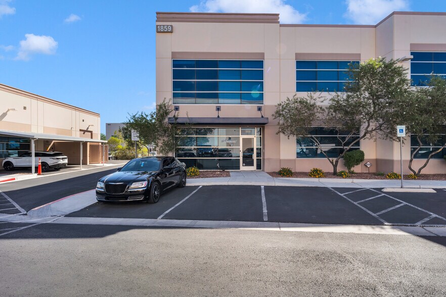 More Photos Of 1859-1863 Whitney Mesa Dr, Henderson Flex For Sale