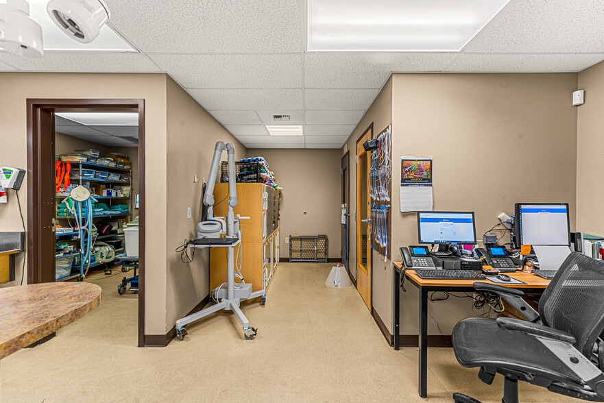 More Photos Of 10 N Chelan Ave, Wenatchee Veterinarian Kennel For Lease