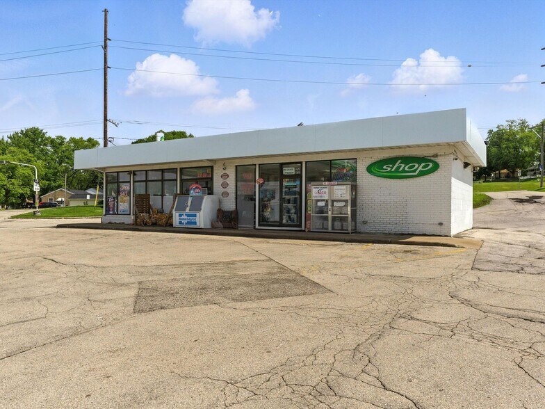 More Photos Of 2115 Main St, Green Bay Service Station For Sale