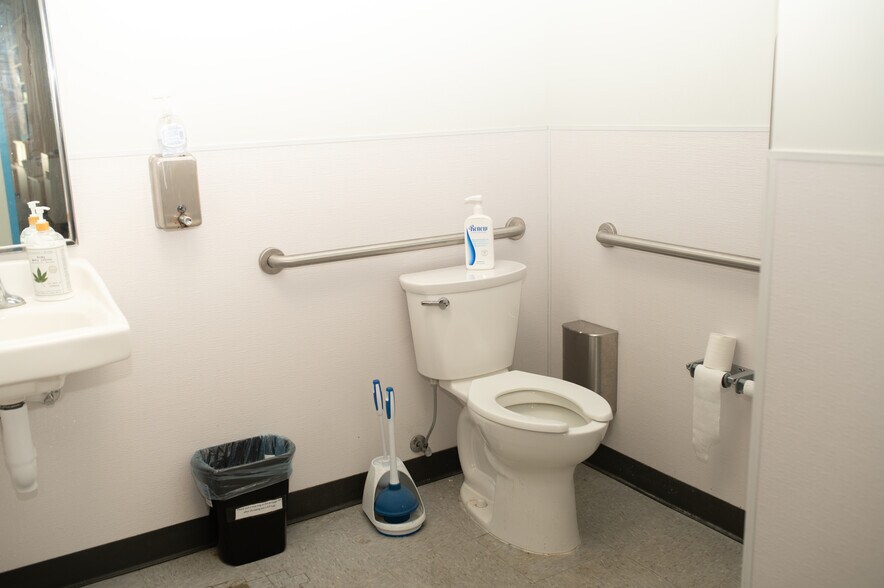 More Photos Of 637-705 E State Road 32, Westfield Storefront For Sale