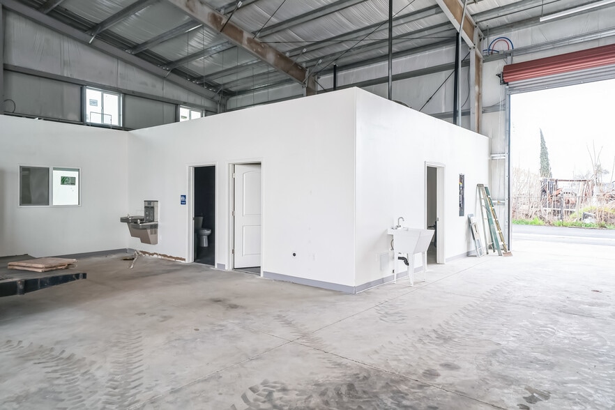 More Photos Of 2330 E Kaviland Ave, Fresno Light Manufacturing For Sale