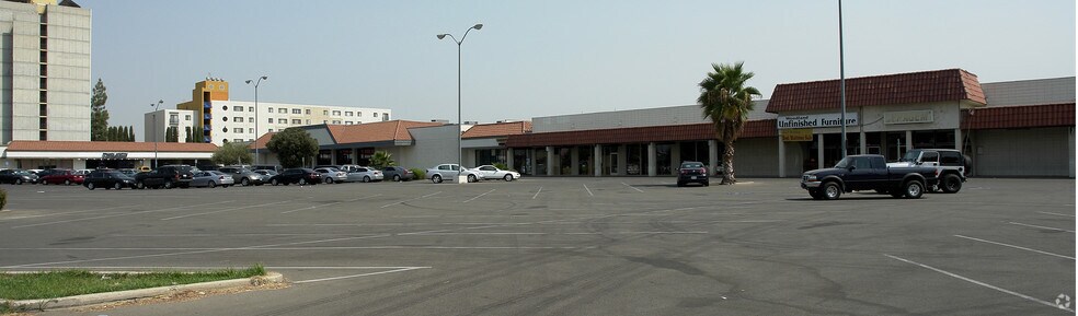 More Photos Of 3019-3045 Wilson Rd, Bakersfield Unknown For Lease