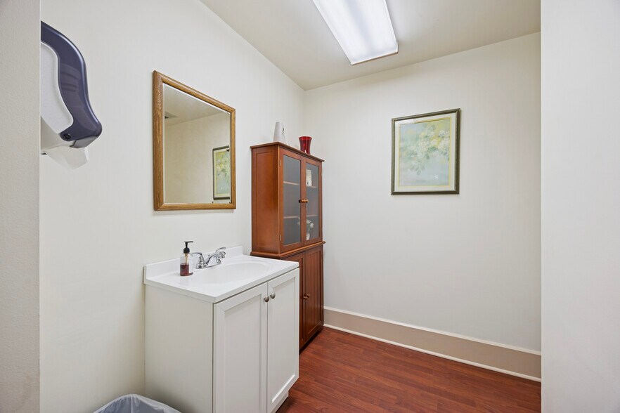 More Photos Of 46 Hilltown Pike, Line Lexington Office For Sale