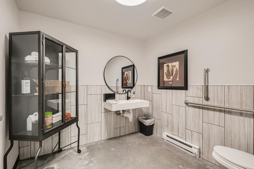 More Photos Of 11 NW Frontage Rd, Fort Collins Showroom For Lease