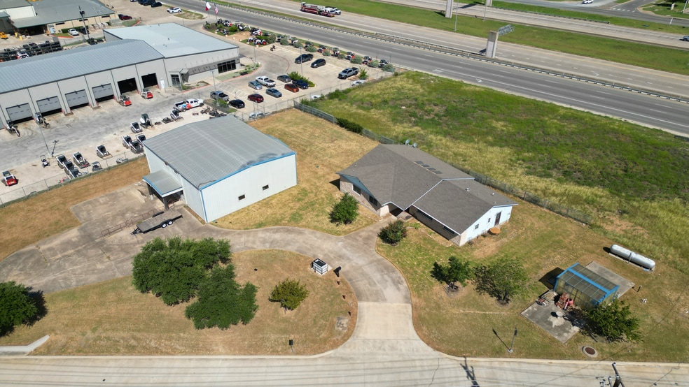 More Photos Of 30 Roundville Ln, Round Rock Light Distribution For Sale