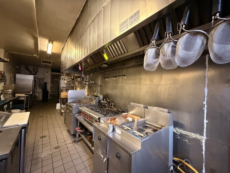 More Photos Of 7455 Melrose Ave, Los Angeles Restaurant For Lease