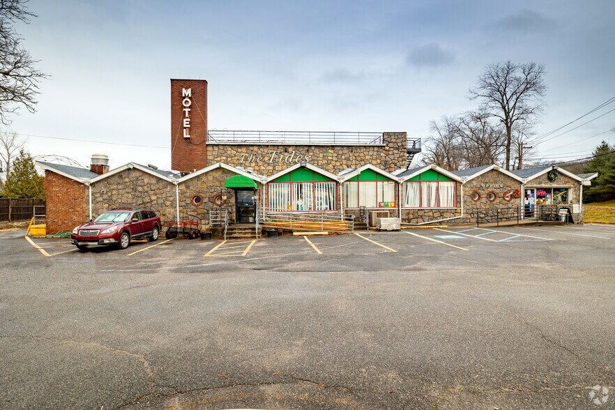 Primary Photo Of 2 Bayville Ave, Locust Valley Hotel For Lease