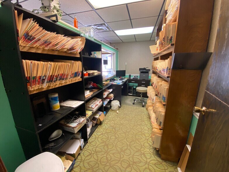 More Photos Of 2228 W College St, Springfield Veterinarian Kennel For Sale