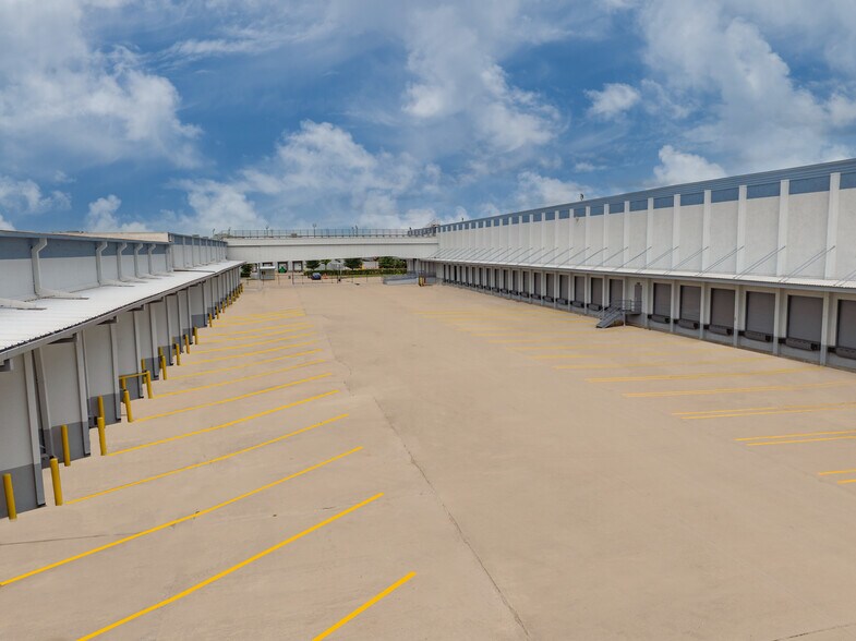 More Photos Of 2103 Ernestine St, Houston Unknown For Lease