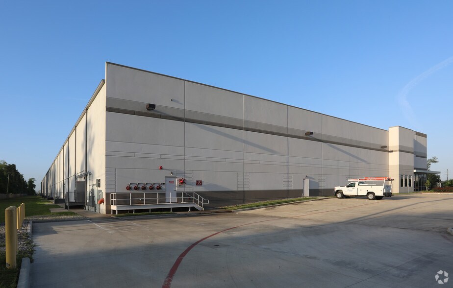 More Photos Of 8575 Volta Dr, Humble Distribution For Lease