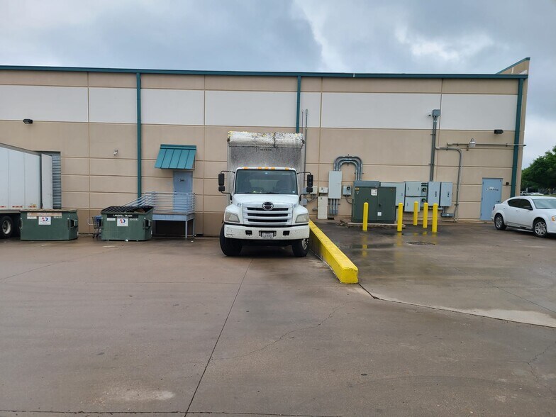 More Photos Of 9007 Tuscany Way, Austin Warehouse For Lease